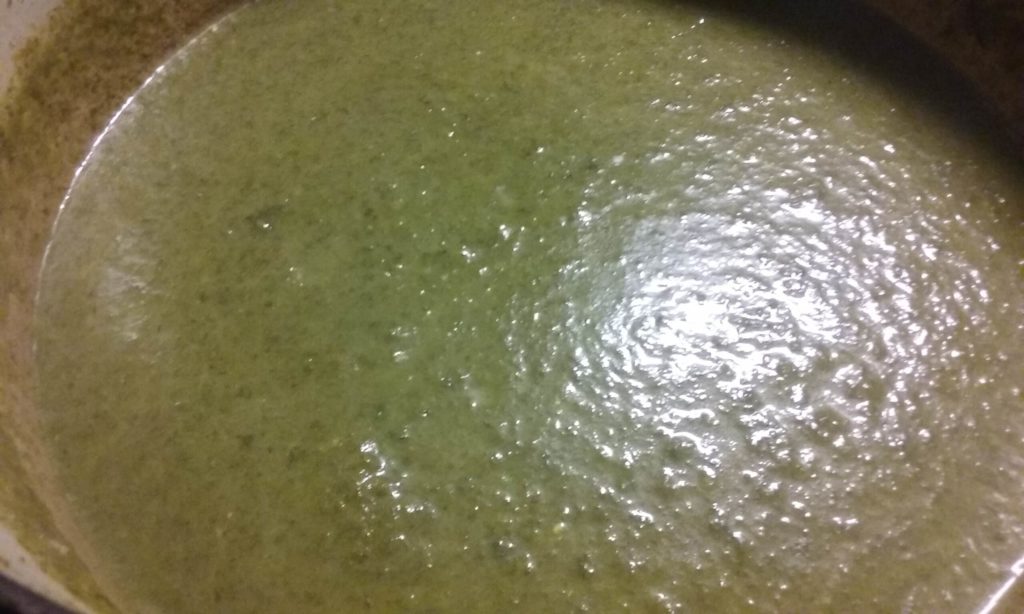 Close-up of a Le Creuset pan filled with vibrant green palak soup — palak soup — The Flexible Chef