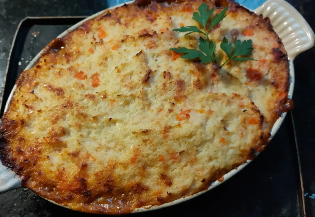 Cottage pie with cauliflower and cheese mash, golden and bubbling from the oven – cottage pie with cauliflower mash – The Flexible Chef