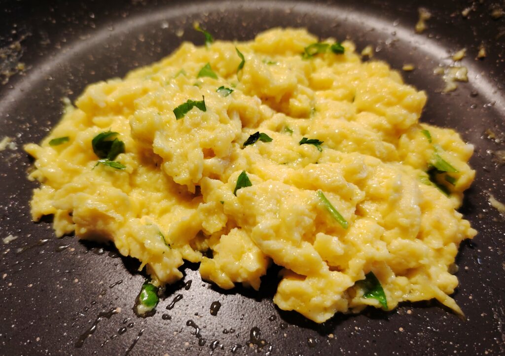 Perfect scrambled eggs in a pan, creamy and softly folded – perfect scrambled eggs – The Flexible Chef