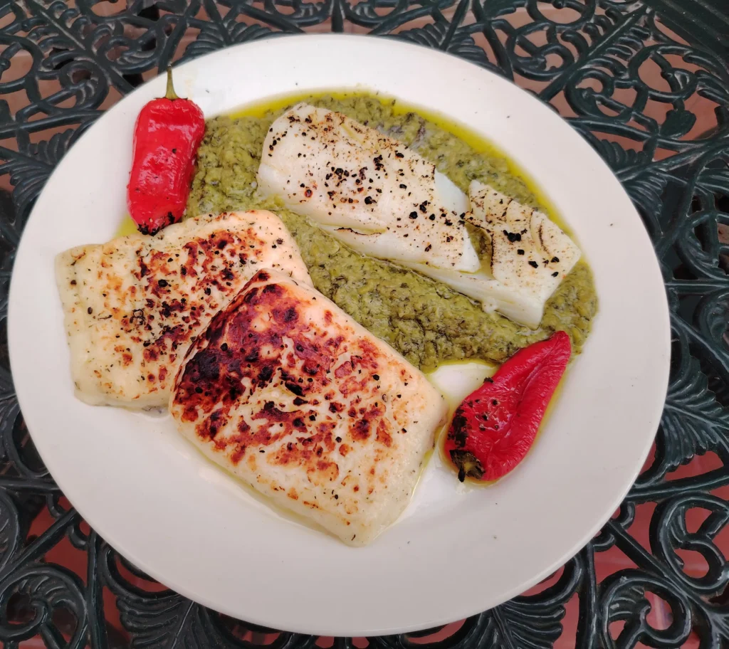 Roasted cod loin and halloumi with baby sweet peppers on minted pea purée – The Flexible Chef.