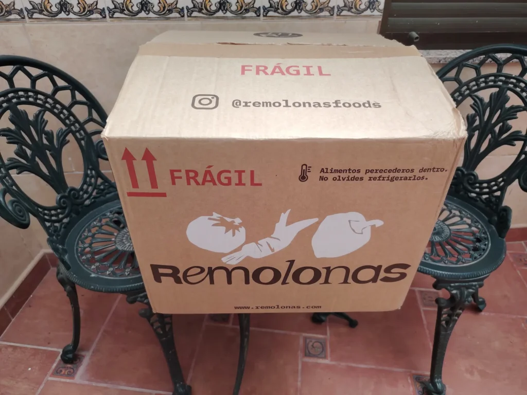 Remolonas delivery box marked Frágil, with perishable food warning 